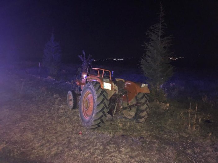 Afyonkarahisar'da traktörle ticari araç çarpıştı  