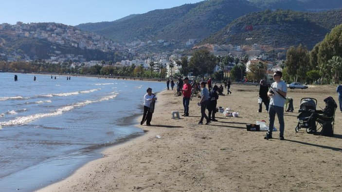 Antalyalılar balık tutmak için sahile koştu