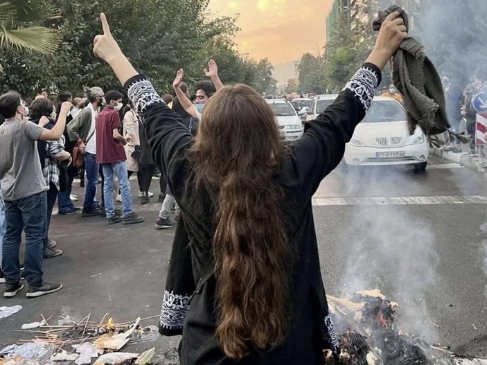 İran'da devrim protestoları sonuç veriyor 