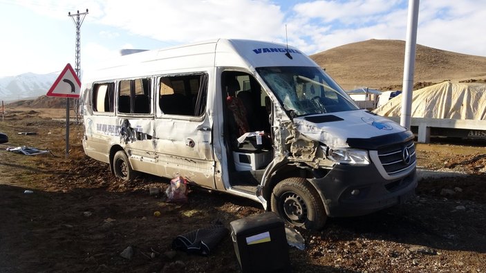 Hakkari’de, taziyeye giden minibüs kaza yaptı: 10 yaralı