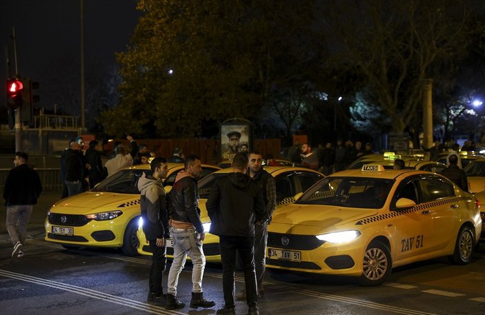 İstanbul'da taksi şoförlerinden protesto eylemi
