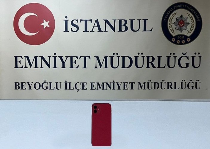 Beyoğlu'nda 2 yankesici çaldıkları telefonu takside düşürdü 