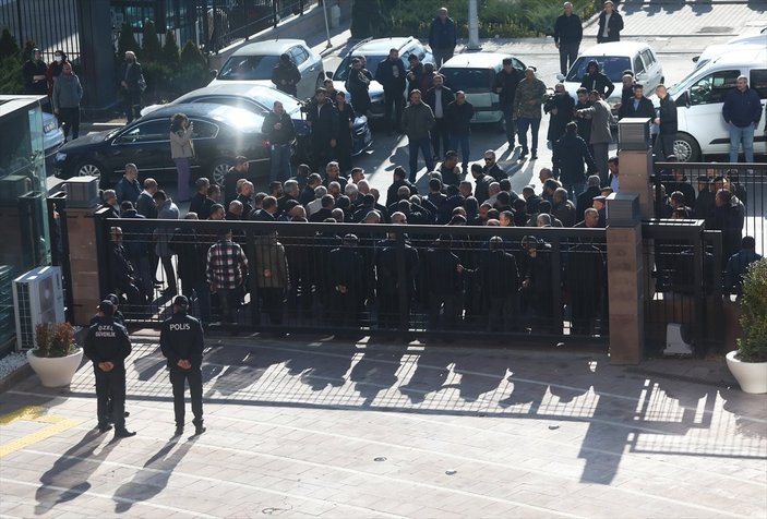 Ankara'da bazı özel halk otobüsü şoförleri CHP'nin önünde toplandı