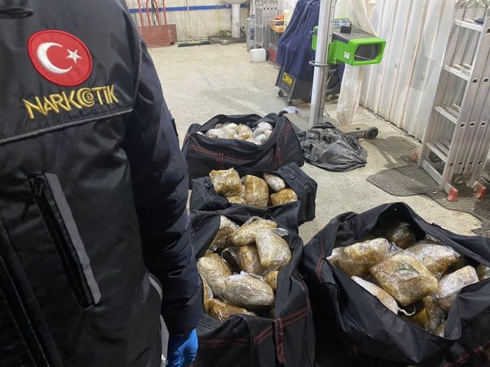Düzce'de kargo aracının dorsesinde uyuşturucu bulundu