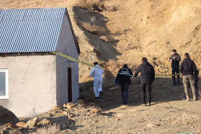 Hakkari’de eşini ve doktor yeğenini öldürüp, intihar etti