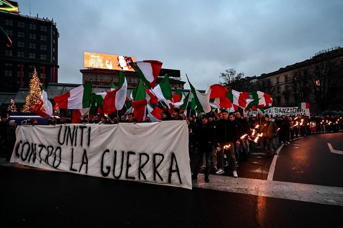 İtalya'da karşıt görüşlülerin protestoları ortalığı karıştırdı