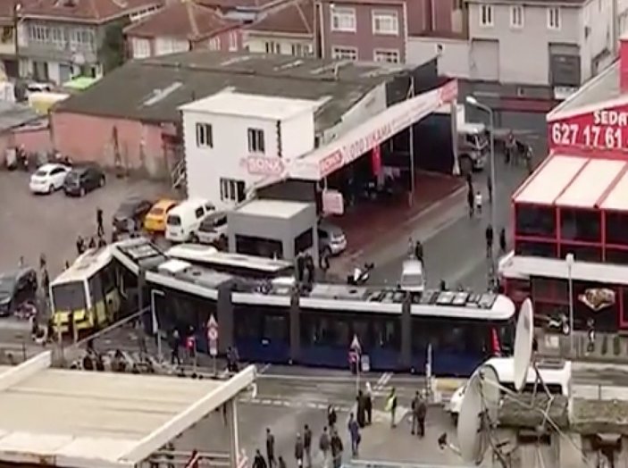 Alibeyköy'de tramvay ile İETT otobüsü çarpıştı