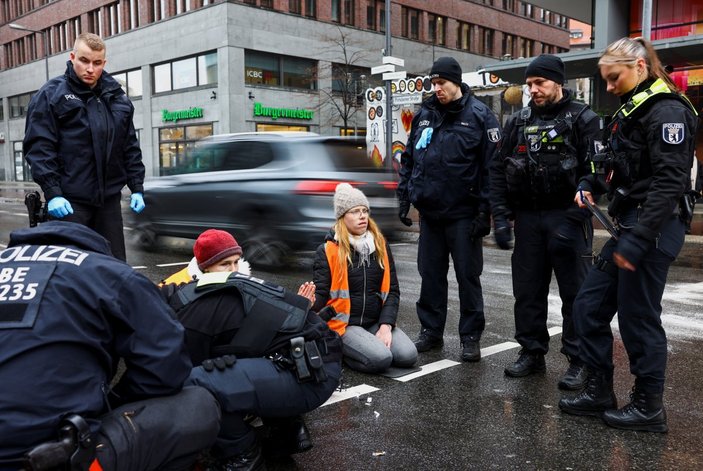 Almanya'da çevreciler, otoyolda eylem yaptı
