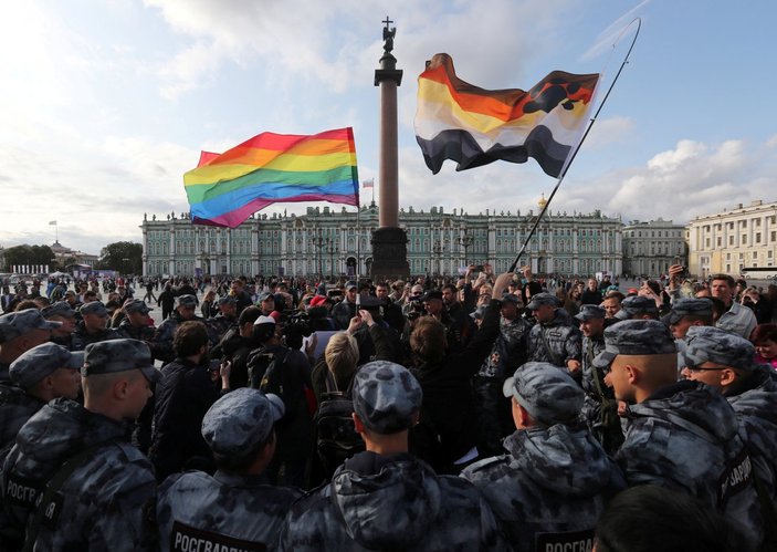 Vladimir Putin, LGBT karşıtı yasayı onayladı