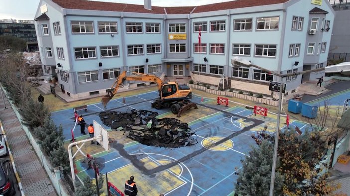 Bakırköy'deki okulun bahçesi çöktü, eğitime ara verilmedi