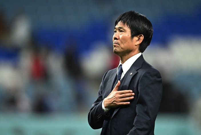 Japon teknik direktör maç sonrası taraftarı selamladı 