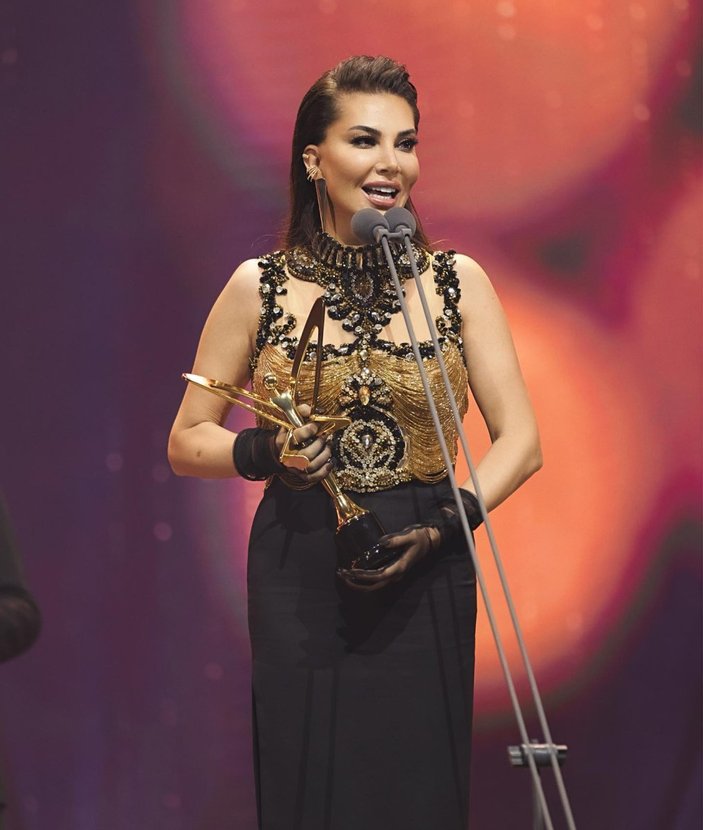 Ebru Yaşar, Türkiye’nin ‘En İyi Arabesk Fantezi Kadın Sanatçısı’ oldu