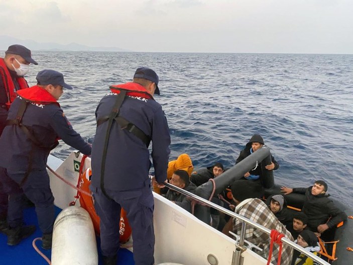 Muğla'da Yunan'ın ittiği göçmenleri Sahil Güvenlik kurtardı