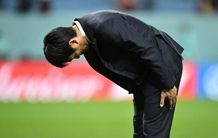 Japon teknik direktör maç sonrası taraftarı selamladı 
