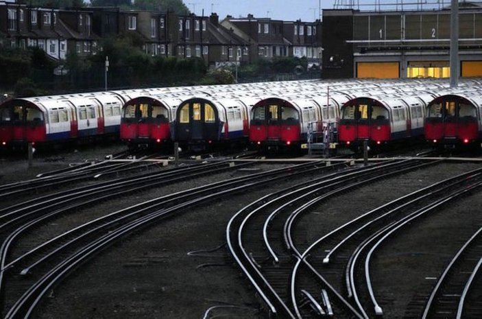 İngiltere'de demiryolu işçileri greve gitmeyi planlıyor