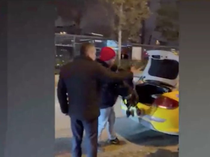 İstanbul'da Türk yerine Arapları aracına alan taksici kamerada