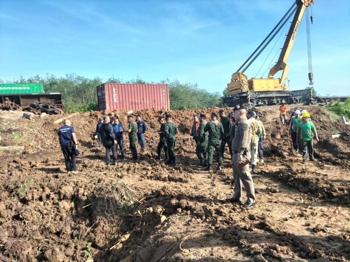 Tayland'da saldırı düzenlenen trenin enkazında patlama 