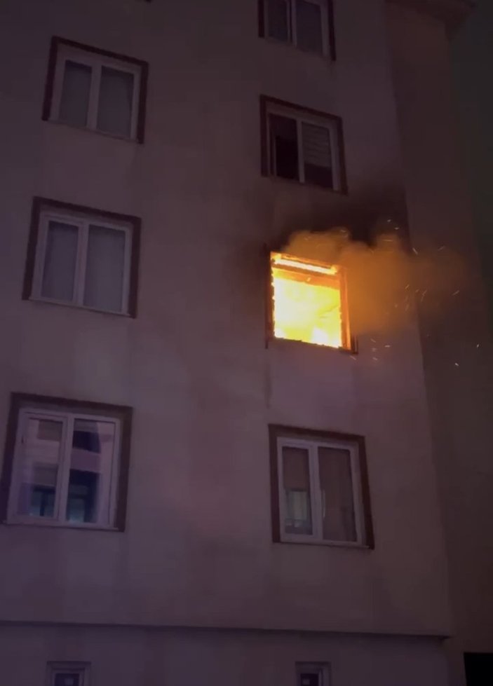 Bursa’da alt komşusunun evindeki yangını, film izler gibi izledi 