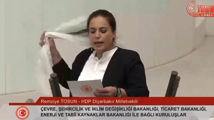 HDP'li Remziye Tosun başındaki tülbendi yere fırlattı