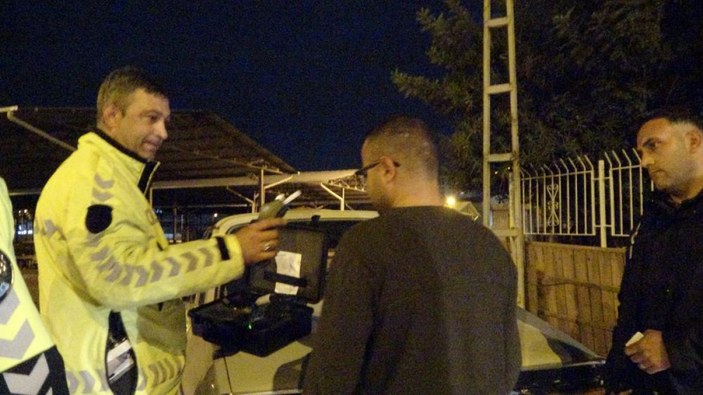Adana'da polisinin alkolmetre üflemeyi öğrettiği şahıs 251 promil alkollü çıktı