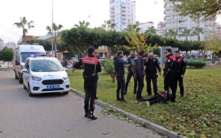 Antalya'da bir kişi tartıştığını annesi boğazından bıçaklayarak öldürdü