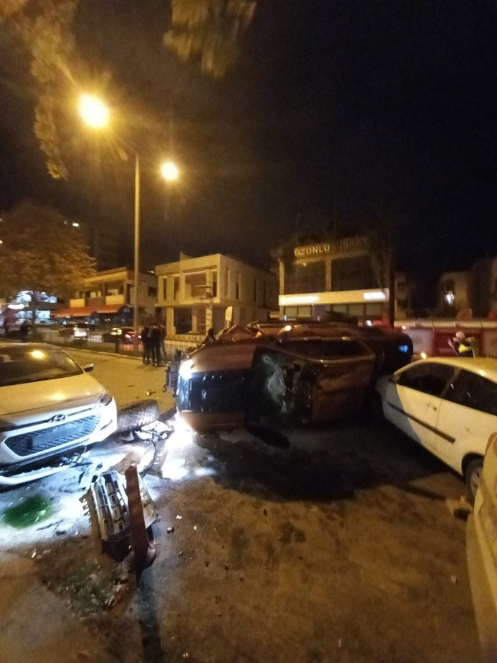 Mersin’de kamyonetiyle 6 otomobile çarptı, aracını bırakıp kaçtı