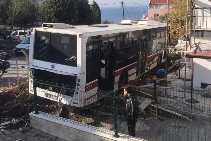 İzmir'de yokuş aşağı giden otobüsü eliyle durdurmaya çalışan sürücü kamerada