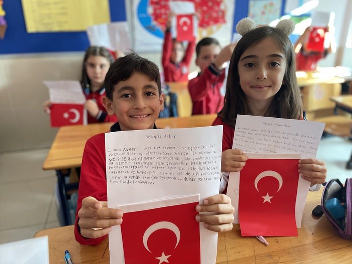 Antalya'da öğrenciler ilk mektupların Mehmetçik'e yazıp yolladı 