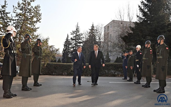 Hulusi Akar, Finlandiyalı mevkidaşı ile görüştü