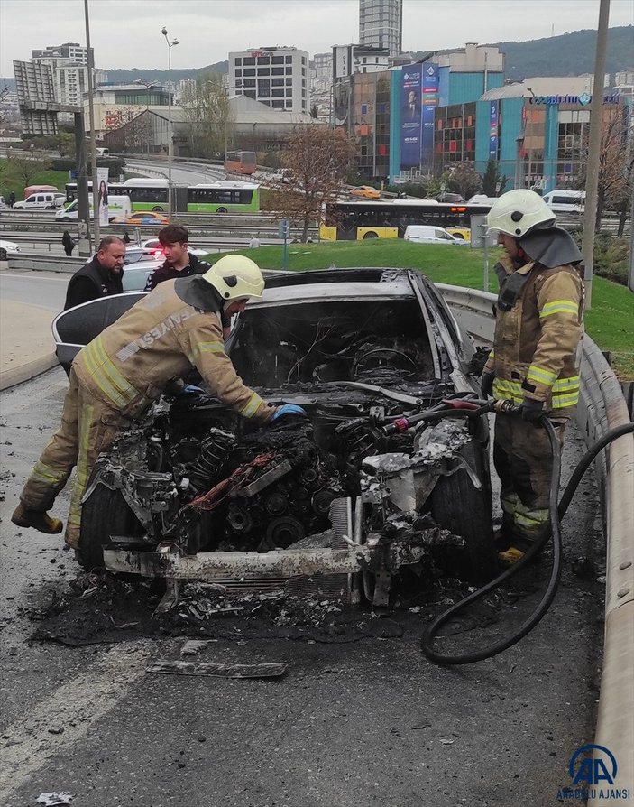 Kartal'da yanan araç itfaiye ekiplerince söndürüldü
