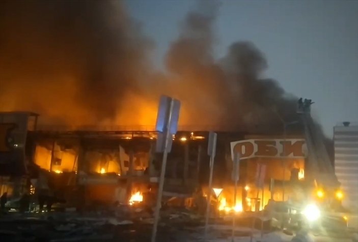 Moskova'da alışveriş merkezi alev alev yandı