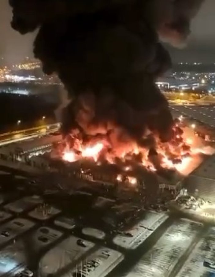 Moskova'da alışveriş merkezi alev alev yandı