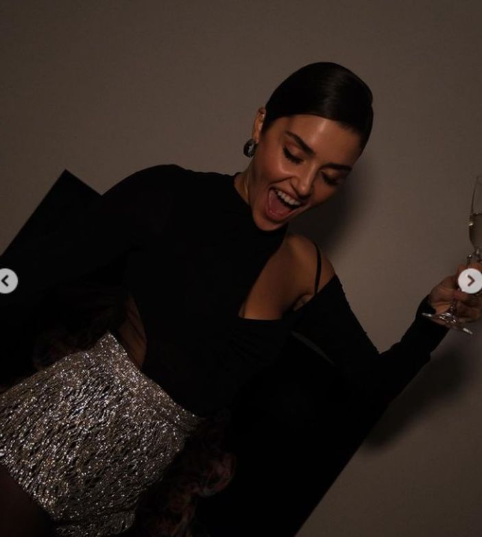 Külotlu çorabıyla sandalye tepesinde şov yaptı! Hande Erçel kıvraklığıyla yıktı: 