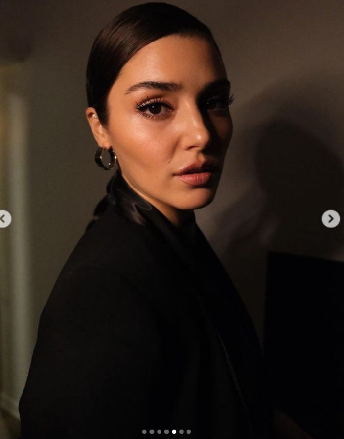 Külotlu çorabıyla sandalye tepesinde şov yaptı! Hande Erçel kıvraklığıyla yıktı: 