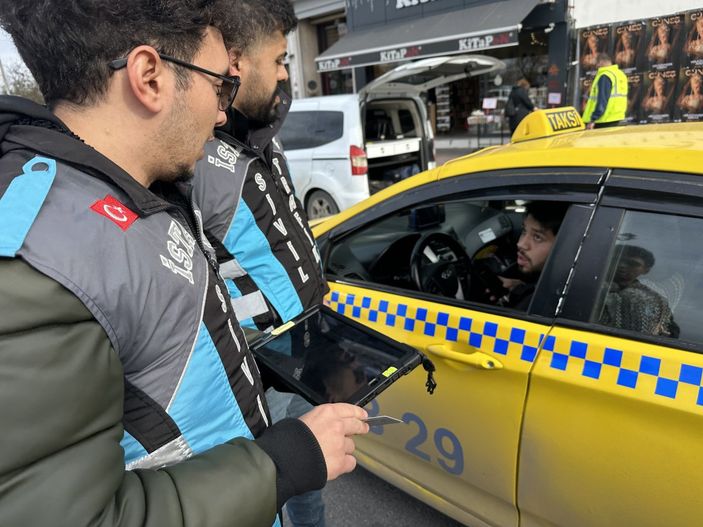 Kadıköy'de yediği cezaya öfkelenen taksiciye bir ceza daha kesildi