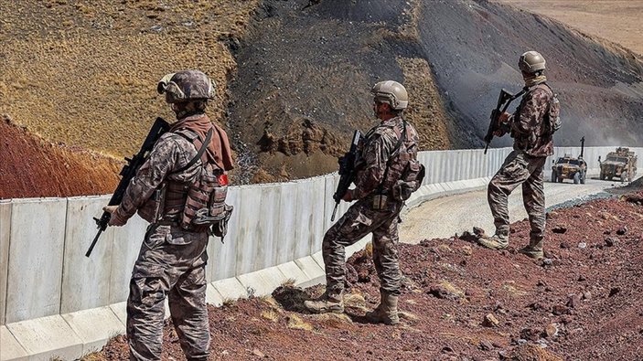 2 PKK'lı terörist güvenlik güçlerine teslim oldu