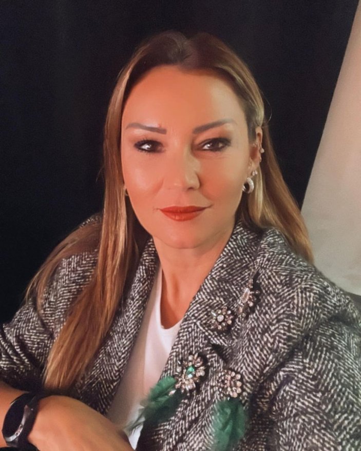Pınar Altuğ, aşk pozu verdi