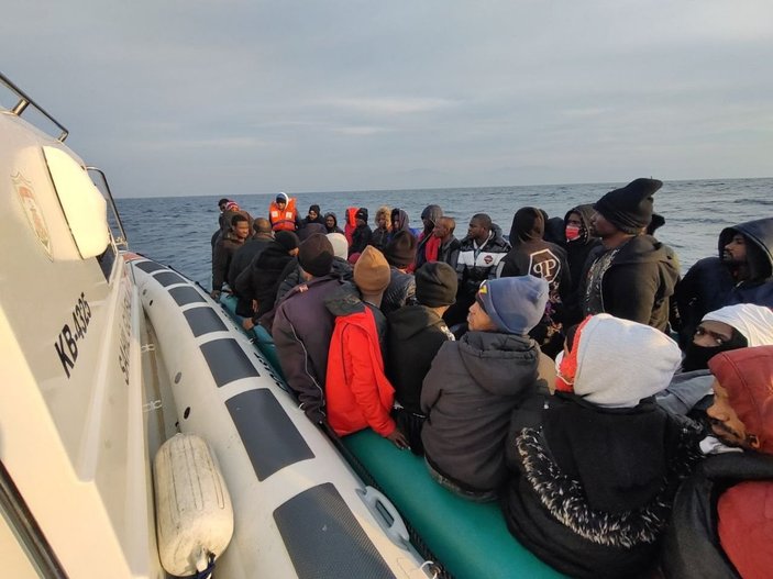 İzmir'de Yunanistan'ın ölüme ittiği 133 göçmen kurtarıldı
