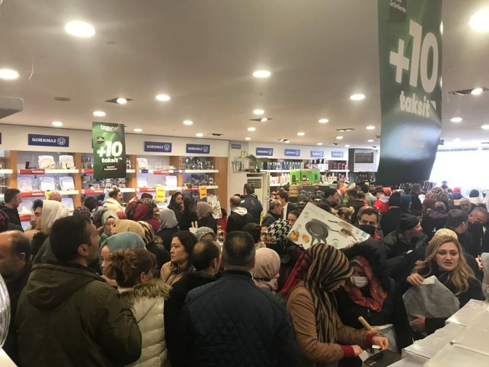 Ankara'da yüzde 50 indirimi duyanlar, mağazada birbirini ezip ısırdı