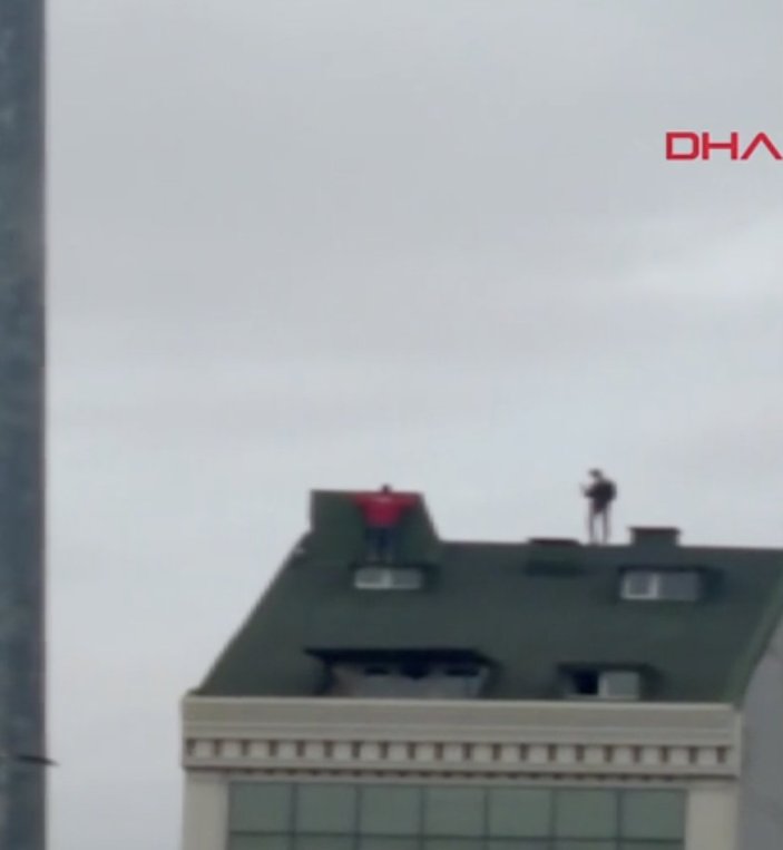Arnavutköy'de iki genç yüksek binanın çatısında dans etti