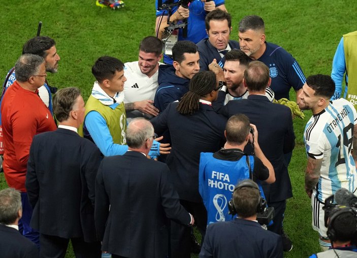 Lionel Messi ile Hollanda'nın hocası Van Gaal arasında gerginlik