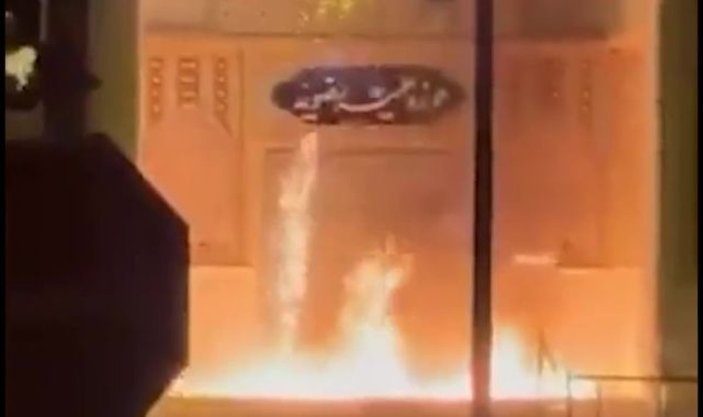 İran'da mollaların medreseleri ateşe veriliyor