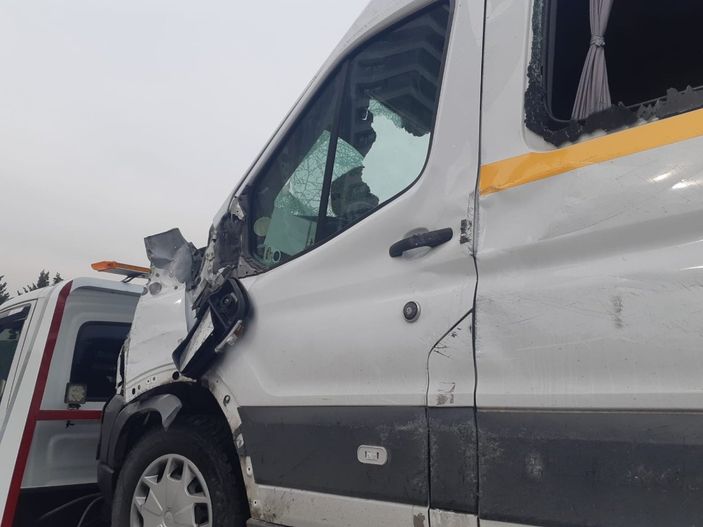 Ankara'da okul servisi devrilerek metreceler sürüklendi