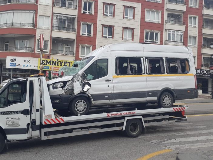 Ankara'da okul servisi devrilerek metreceler sürüklendi