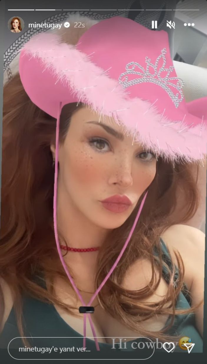 Göğüs dekoltesiyle mest etti! 44 yaşındaki Mine Tugay'dan etkileyici poz: