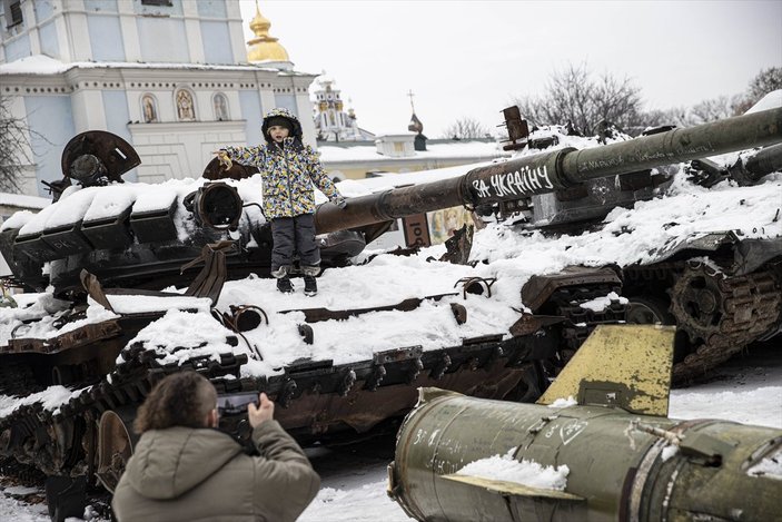 Rus tankları, Ukrayna'da sergileniyor