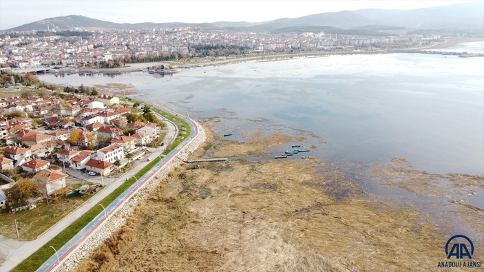 Su seviyesi düşen Beyşehir Gölü kıyıları çekiliyor