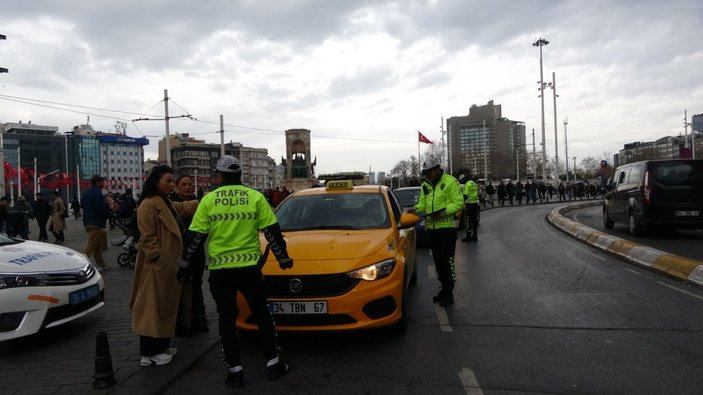 Taksim’de ticari taksilere denetim yapıldı