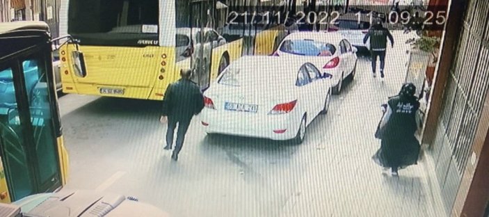 Kağıthane'de iki aracın arasına sıkışan şoförü vatandaşlar kurtardı