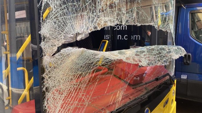Kağıthane'de iki aracın arasına sıkışan şoförü vatandaşlar kurtardı